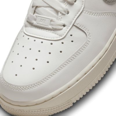 6. Buty Nike Air Force 1 '07 W DQ7569-100