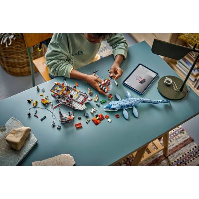 10. LEGO Jurassic World 77983 - Atak mozazaura na łódź