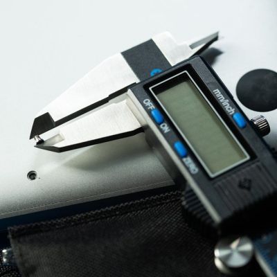 5. Cyfrowa suwmiarka iFixit w kolorze niebieskim z ekranem LCD