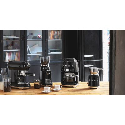 9. Ekspres przelewowy SMEG DCF02BLEU