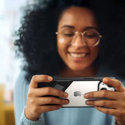 4. Ugreen Fusion Kickstand Case sztywne etui z żelową ramką i podstawką do iPhone 13 Pro czarny (90153)