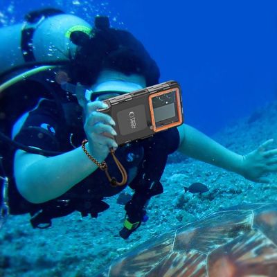 7. Pokrowiec Tech-Protect Waterproof Case wodoodporny IPX8 na smartfony 4.7-6.7" - czarno-pomarańczowy