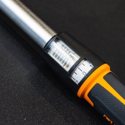 6. Klucz dynamometryczny (PL: ) 1/2", zakres momentów: 40-200 Nm, dł.: 47 cm