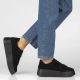 8. Skórzane sneakersy damskie na platformie z kwiatami zamszowe czarne Filippo  DP8113