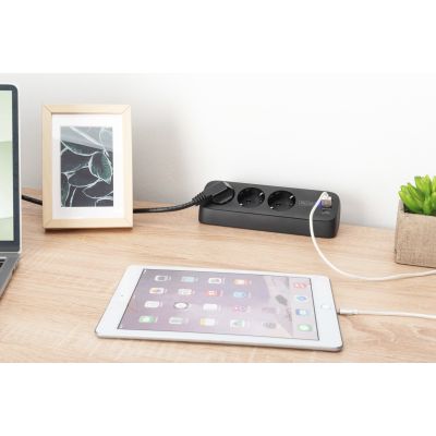 7. Digitus 3-drożna biurowa listwa zasilająca z 2 złączami USB-A i 1 złączem USB-C, czarna