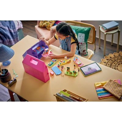 9. LEGO Friends 42697 - Kreatywna walizka z domkiem dla lalek