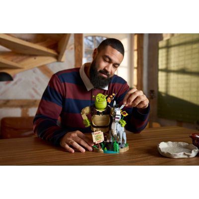 13. LEGO Icons 72423 - Shrek, Osioł i Kot w butach