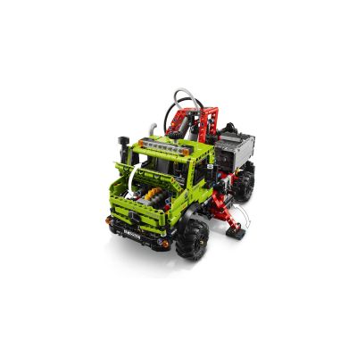 13. LEGO Technic 42242 - Mercedes-Benz Unimog U 5023 z dźwigiem