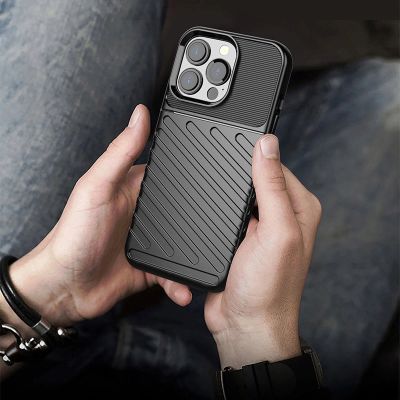 10. Thunder Case elastyczne pancerne etui pokrowiec iPhone 13 Pro zielony