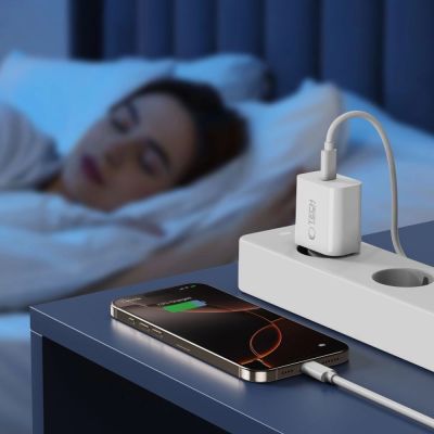8. Ładowarka sieciowa Tech-Protect NC20W port USB-C - biała