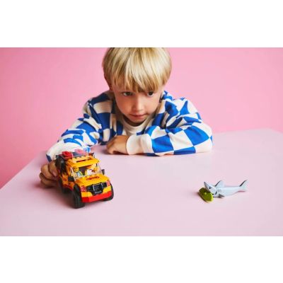 9. LEGO CITY 60453 Furgonetka ratowników plażowych