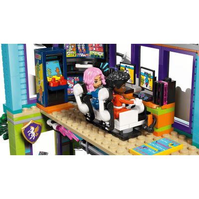 7. LEGO Friends 42674 - Sklep z grami i komiksami