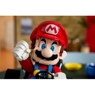 9. LEGO Super Mario 72037 - Mario Kart: Mario i Standard Kart