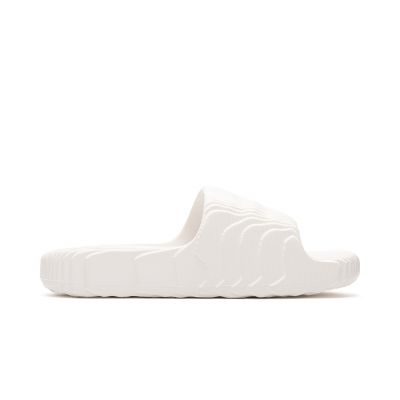 8. Klapki damskie/męskie adidas Adilette 22  Crystal White z wygodną profilowaną podeszwą białe (HQ4672)