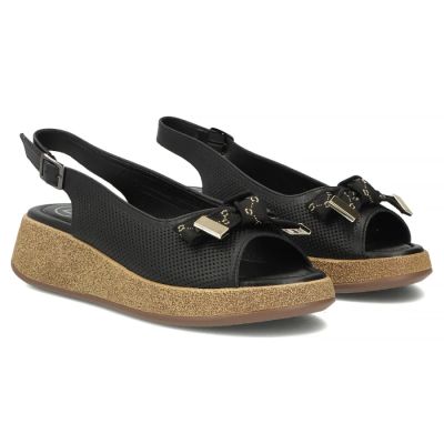 4. Skórzane sandały damskie na koturnie ażurowe czarne Filippo DS7582