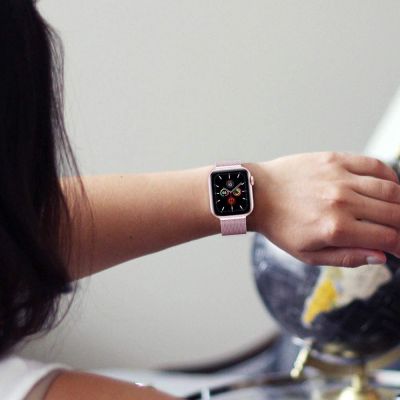 5. Pasek Tech-Protect MilaneseBand na Apple Watch 4 / 5 / 6 / 7 / 8 / 9 / SE / Ultra 1 / 2 (42/44/45/49 mm) - srebrny