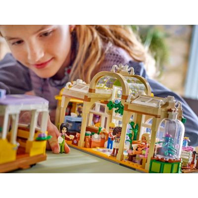 10. LEGO Friends 42671 Zielona kawiarnia i kwiaciarnia