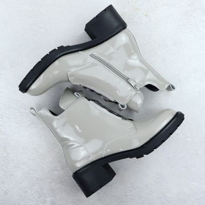 7. Skórzane botki damskie na klocku lakierowane szare Jezzi 24172-3