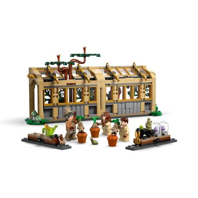 15. LEGO Harry Potter 76445 Zamek Hogwart: zajęcia z zielarstwa