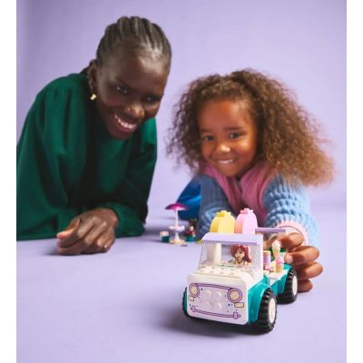 8. LEGO FRIENDS 42644 Furgonetka z lodami w mieście Heartlake