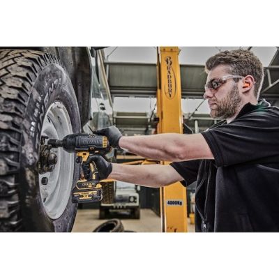 4. Klucz udarowy 1/2" 18V 2*5,0Ah DCF900P2G DEWALT