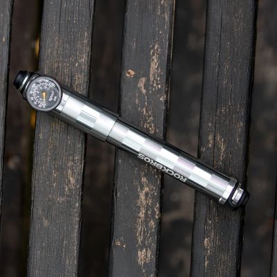 7. Pompka rowerowa Rockbros HQ-67A-L03 z manometrem - srebrna
