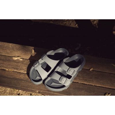 16. Klapki Birkenstock Mogami Terra Stealth 2-Strap 1029595