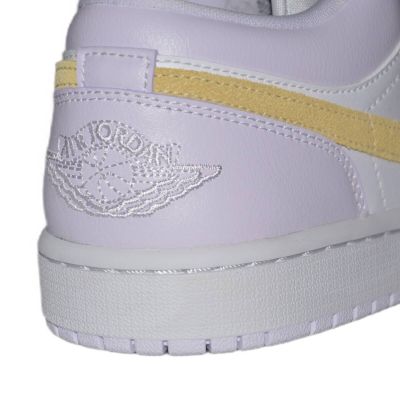 9. Buty damskie Air Jordan 1 Low Wmns 'Barely Grape' - DC0774-501