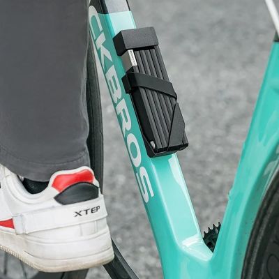 11. Zapięcie rowerowe Rockbros 32140003001 na klucz z uchwytem składane 88cm - czarne