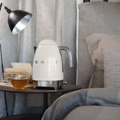 35. Czajnik elektryczny SMEG KLF04CREU kremowy