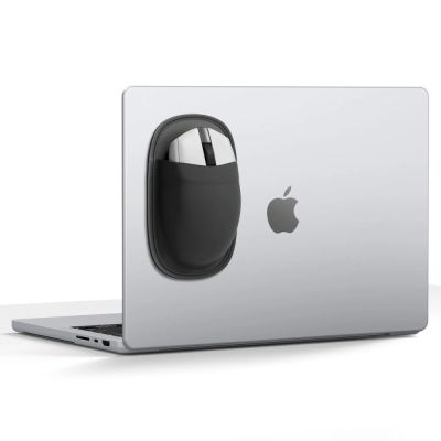 8. Etui Spigen LD220 Mouse Sleeve na myszkę - czarna