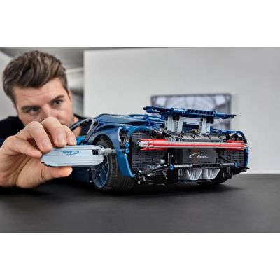 7. LEGO Technic 42083 Bugatti Chiron