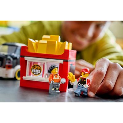 9. LEGO City 60488 Ciężarówka z frytkami