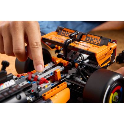 8. LEGO 42228 Technic - Bolid McLaren MCL39 F1