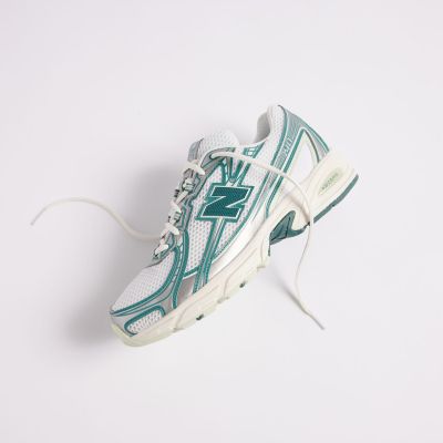 8. Buty New Balance U740GR2