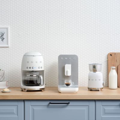 11. Ekspres do kawy SMEG DCF02WHEU