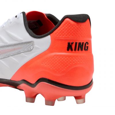 9. Buty piłkarskie Puma King Pro FG/AG M 108828 01