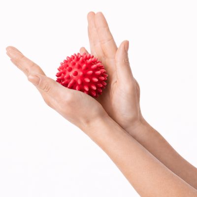 3. Piłka Fizjo Spiky do masażu i rehabilitacji 5,4 cm Tullo czerwona REF852