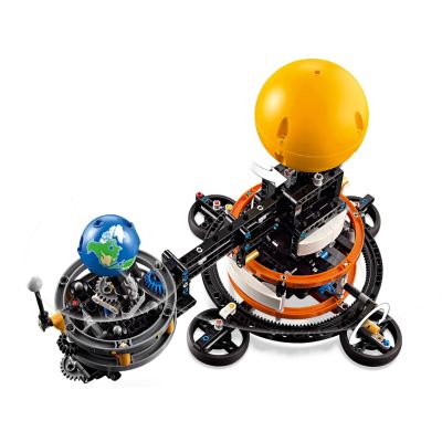 4. LEGO Technic 42179 Planeta Ziemia i Księżyc na orbicie