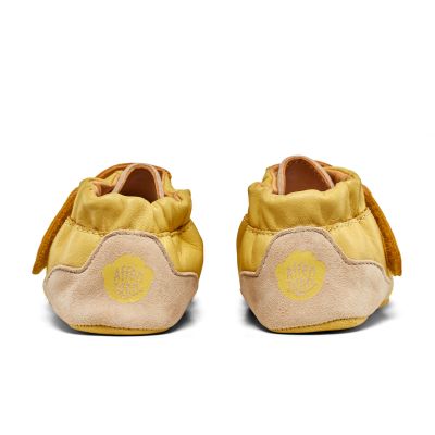 6. Buty do raczkowania ze skóry Affenzahn Crawly Giraffe (01257-60097)