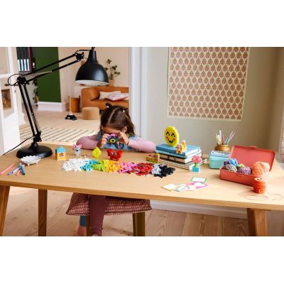 9. LEGO CLASSIC 11042 Kreatywna skrzynka szczęścia