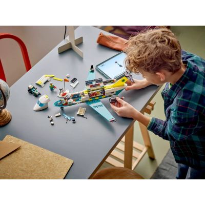 18. LEGO City 60465 Samolot pogotowia ratunkowego