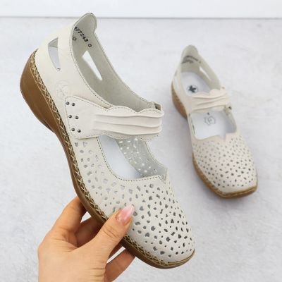 7. Skórzane półbuty damskie na rzep ażurowe beżowe Rieker 41399-14