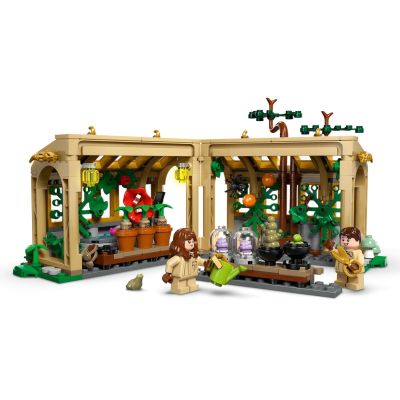 14. LEGO Harry Potter 76445 Zamek Hogwart: zajęcia z zielarstwa