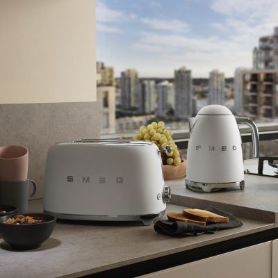 46. Czajnik elektryczny SMEG CLF03WHMEU