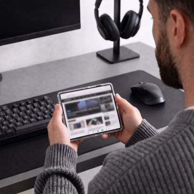 4. Etui Tech-Protect MagPeak MagSafe na Samsung Galaxy Z Fold 8 - przezroczyste