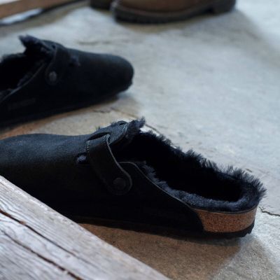 3. Chodaki damskie ocieplane z wełną owczą Birkenstock Boston Shearling Black skóra zamszowa regular szerokie (0259881)