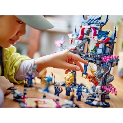 6. LEGO Ninjago 71813 Dojo cienia Wilczej Maski