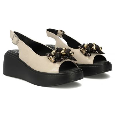 4. Skórzane sandały damskie na koturnie złote Filippo DS7577