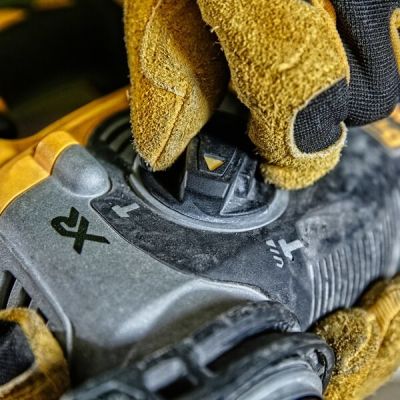 7. Młot wiercąco-kujący SDS Aku 18V DCH274N-XJ DEWALT